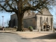 Eglise et son arbre de la liberté  remarquable sur la place 