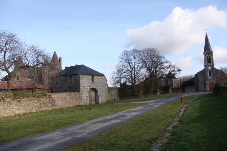 L'église et le château - La Chapelle-Bertrand
