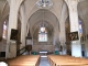 L'église Saint Héray forme un vaste rectangle divisé en trois nefs d'égale hauteur. Les cinq travées sont séparées par des pilliers octogonaux dans lesquels les nervures gothiques entrent directement, sans l'intermédiaire des chapiteaux.