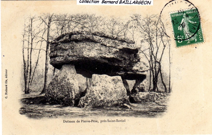 Dolmen de la Pierre-Pèse prés de Saint Saviol 86 ( vue du Sud) - Limalonges