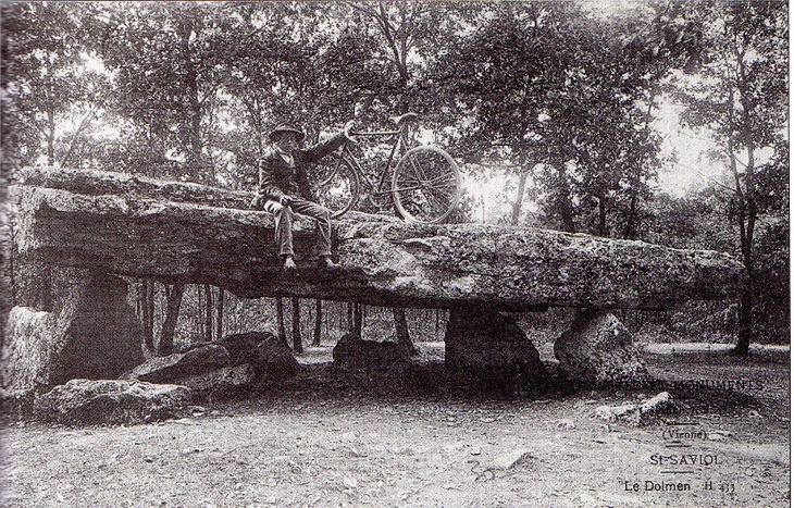 Dolmen dev la Pierre Pése ( Coté est) avec vélo dessus - Limalonges