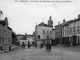 La place du marché et la tour du beffroi, vers 1910 (carte postale ancienne).