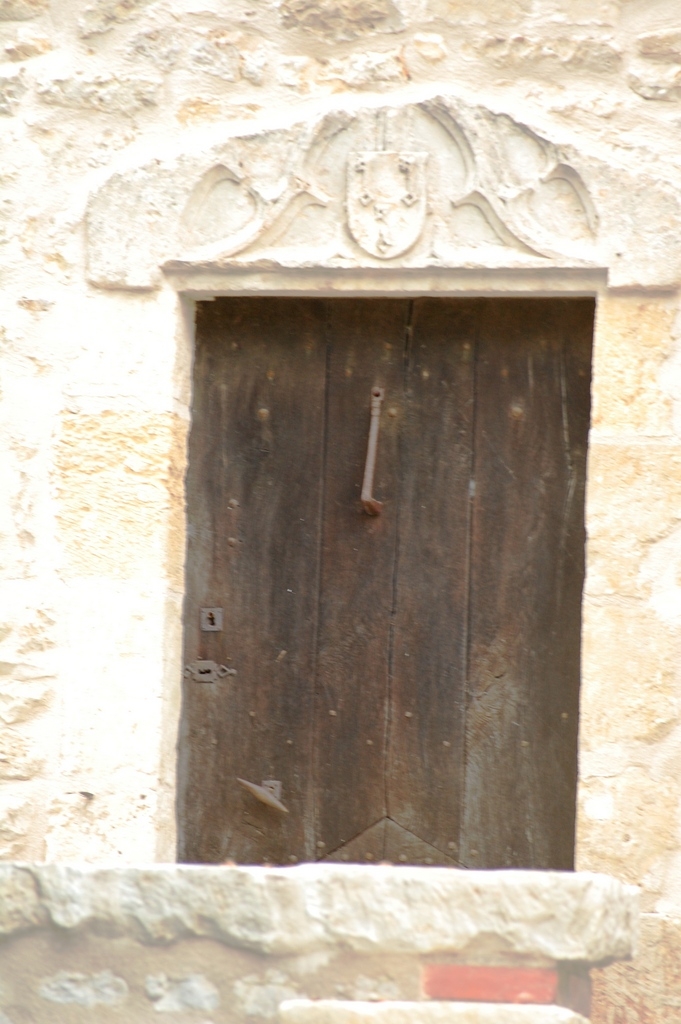 Armoirie sur le portail du chateau prieuré - Pamproux