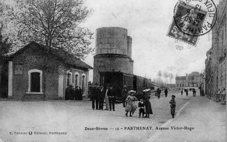 L avenue Victor Hugo - Parthenay