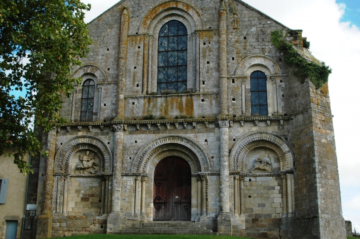 Eglise St Pierre de Parthenay le Vieux, romane du XI eme