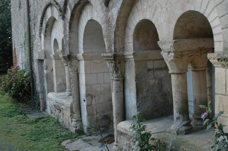 Les entrées vers la salle capitulaire , vestiges du cloitre, église St Pierre - Parthenay
