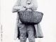 Photo précédente de Parthenay Paysan Poitevin - Costume du XVIIIe siècle, vers 1905 (carte postale ancienne).