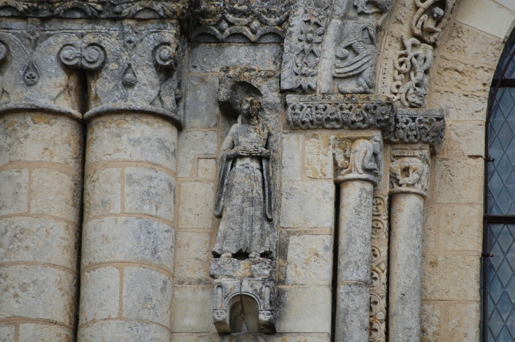 Sculptures du portail abbatiale - Saint-Jouin-de-Marnes