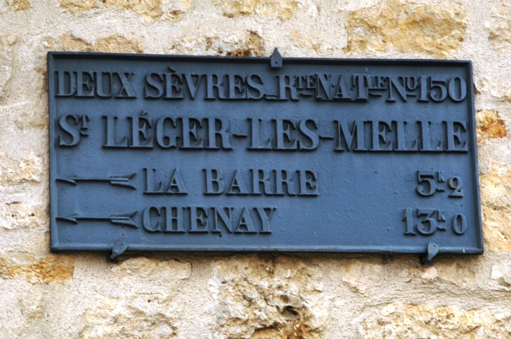 Plaque routière dite de cocher époque XIX éme  sur la mairie  - Saint-Léger-de-la-Martinière