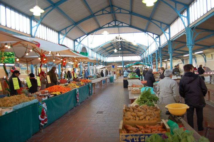 Le marché couvert  le samedi  - Saint-Maixent-l'École