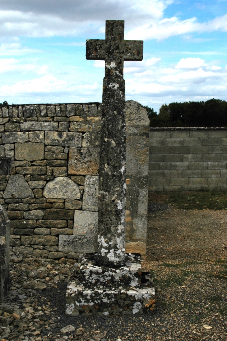 Croix Hosaniére dans le cimetière  - Saint-Médard