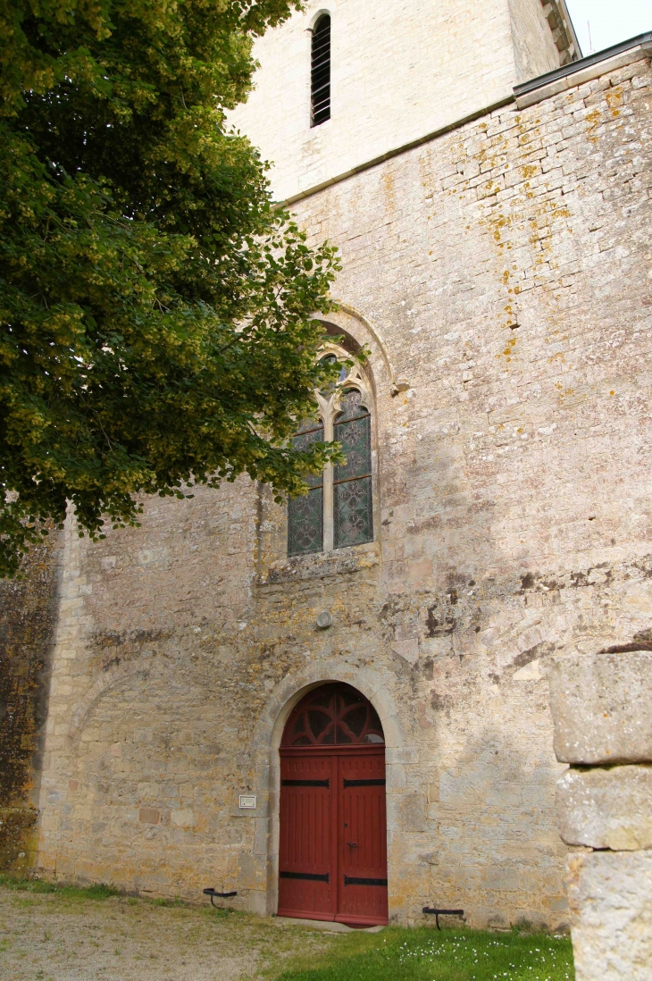La façade occidentale de l'église Sainte Soline. - Sainte-Soline