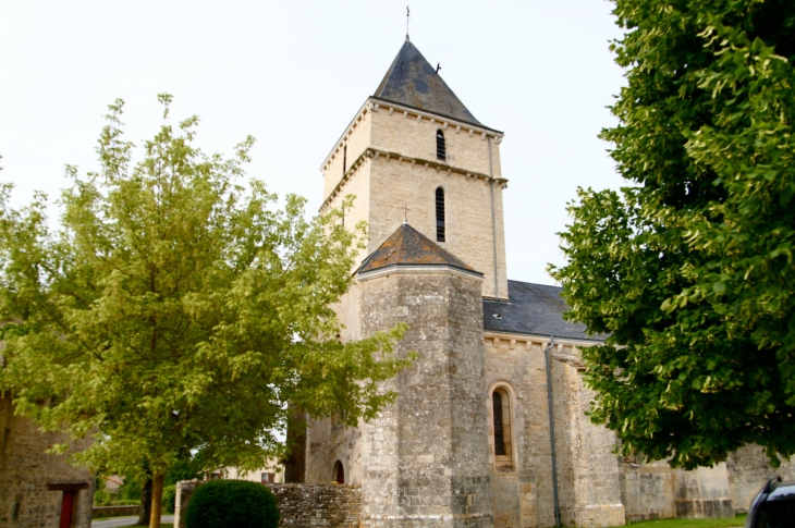 Le clocher de l'église Sainte Soline. - Sainte-Soline