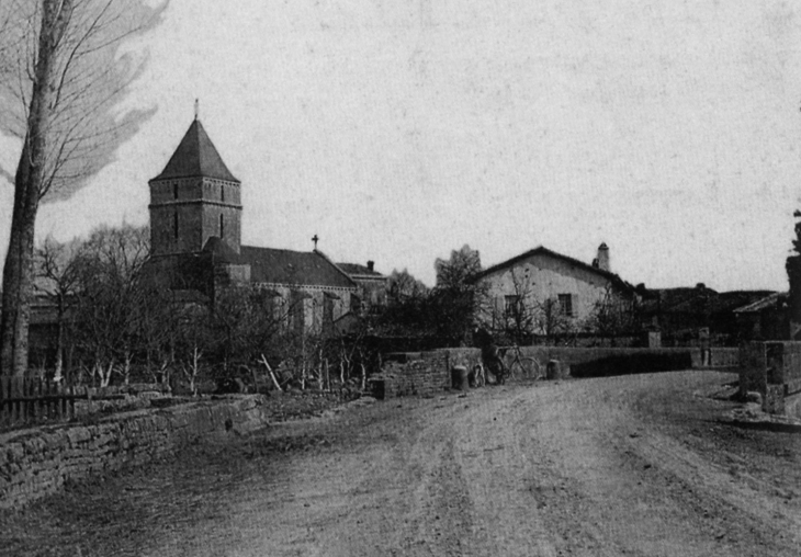 Entrée du village par la route de Lezay, vers 1906 (carte postale ancienne). - Sainte-Soline