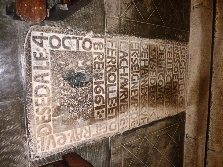 Plate tombe à l'intérieur de l'église Saint Denis - Trayes