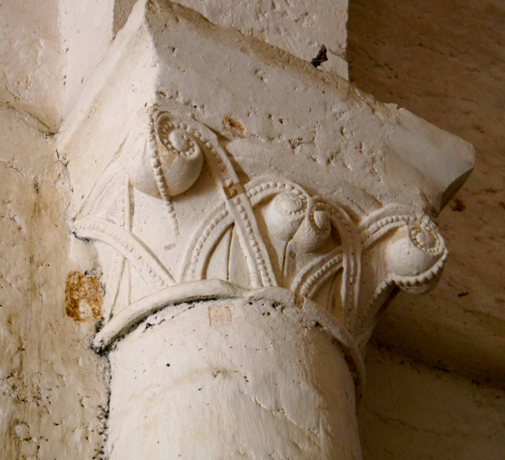 Chapiteau sculpté de l'église Saint Martin. - Vançais