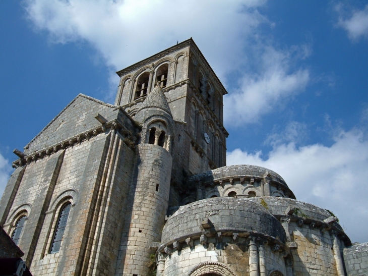 Vue sur l'église Saint Pierre - Chauvigny