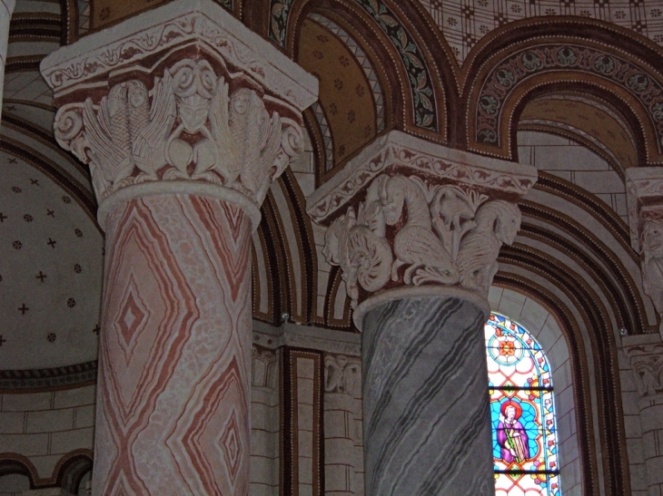 Colonnes et chapiteaux de l'église - Chauvigny