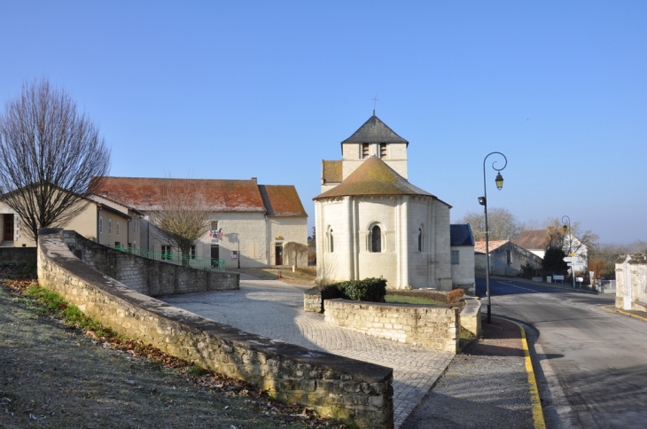 L'église et la Mairie - Colombiers