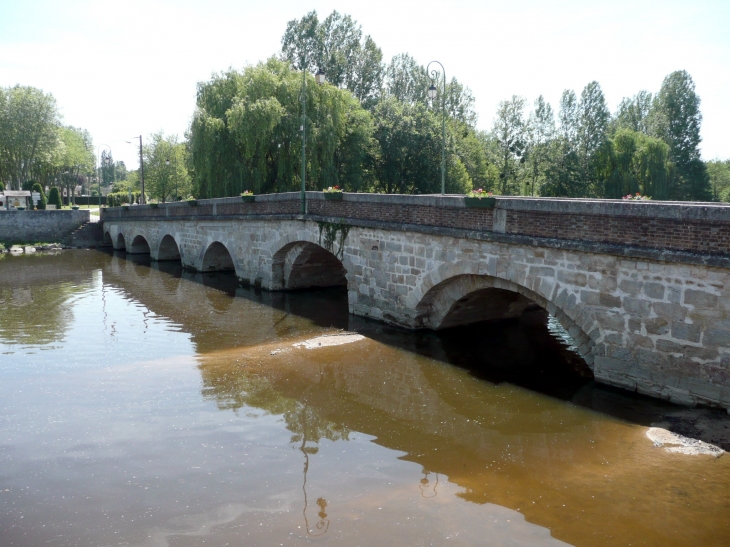 Pont sur la rivière Benaize - La Trimouille