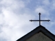 La croix du fronton de l'église.