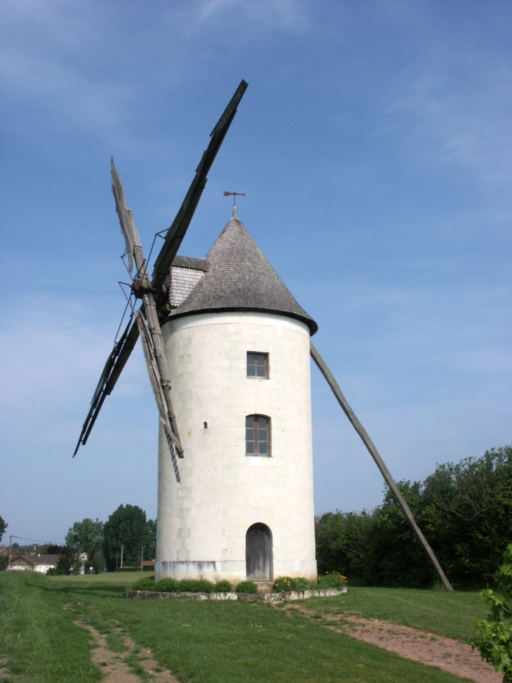 Le moulin à vent du Gué Sainte-Marie. C'est un moulin à toit pivotant. Il date du XIX° siècle. - Les Trois-Moutiers