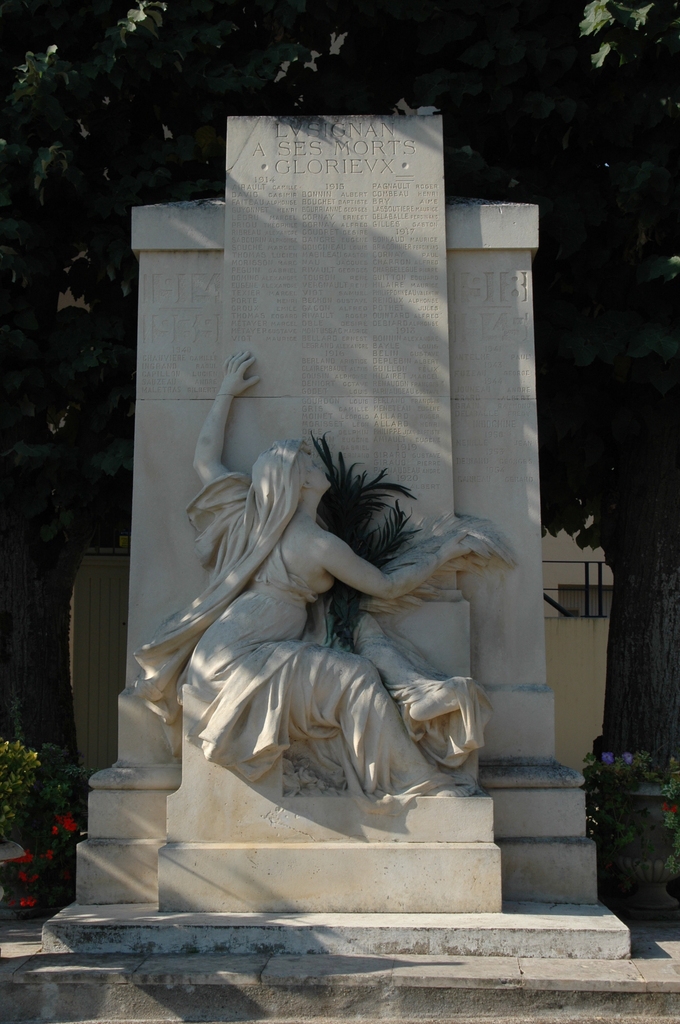 Monuments aux Morts pour la France - Lusignan