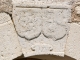 Porte latérale sud, détail de la clé, date de 1598, surmontée d'un double blason aux armes de la famille du Drac.