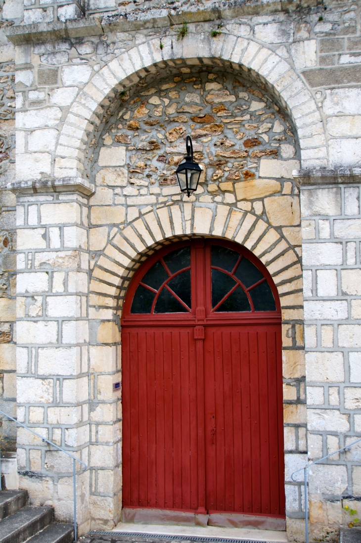 Le portail de l'église. - Pindray