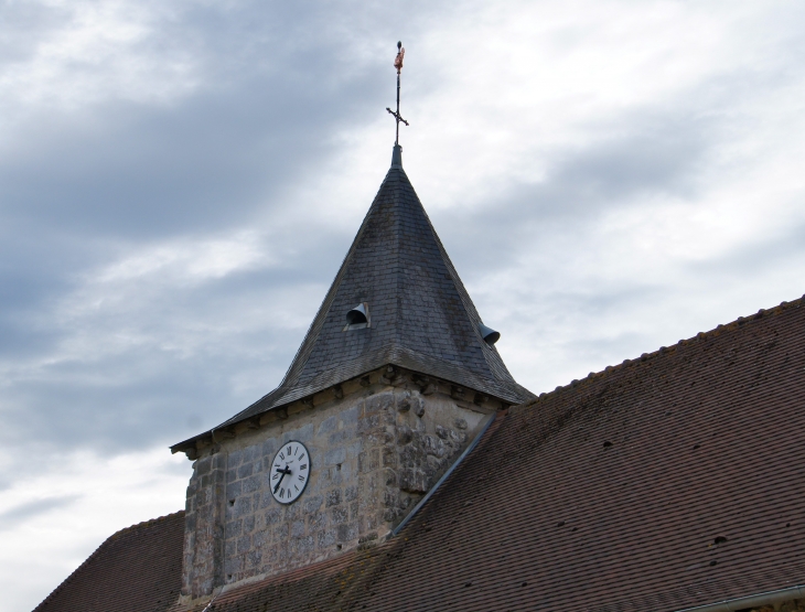 Le clocher de l'église. - Pindray
