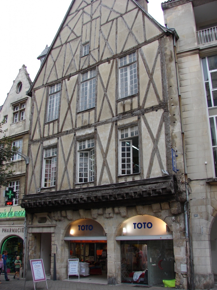 Hôtel Claveurier XVème siècle, Place Charles De Gaulle - Poitiers