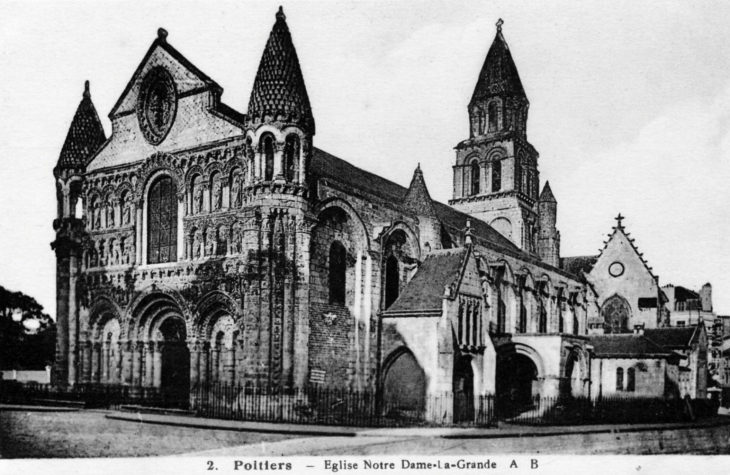 Eglise Notre Dame la Grande, vers 1910 (carte postale ancienne). - Poitiers