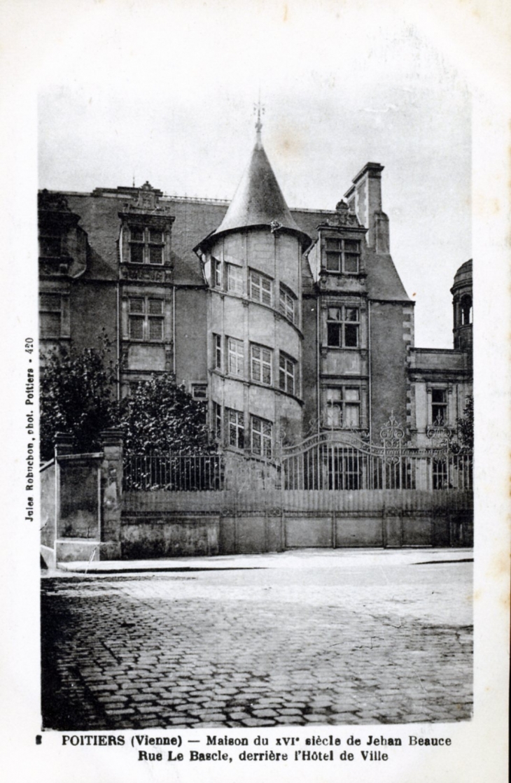 Maison du XVIe siècle de Jehan Beauce, Rue le Bascle, derrière l'hôtel de ville, vers 1920 (carte postale ancienne). - Poitiers