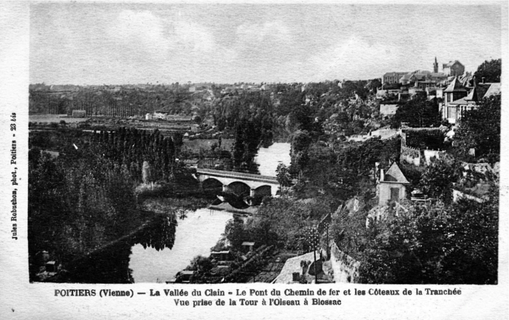 La vallée du Clain - Le pont du chemin de fer et les côteaux de la tranchée, vers 1920 (carte postale ancienne). - Poitiers