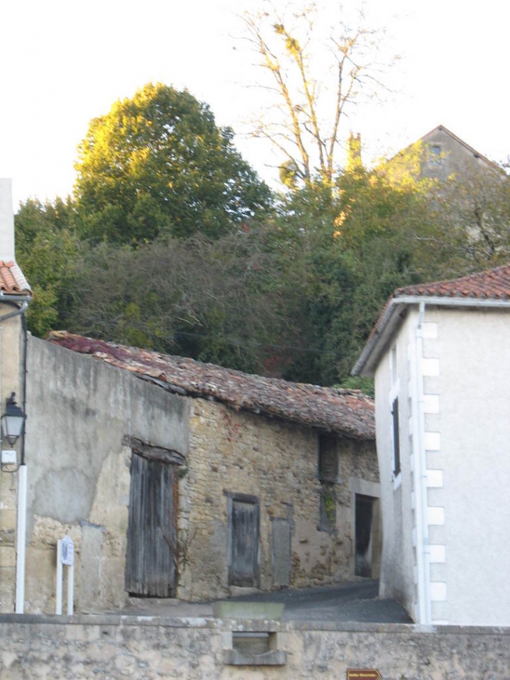 Rue en pente typique du village - Queaux
