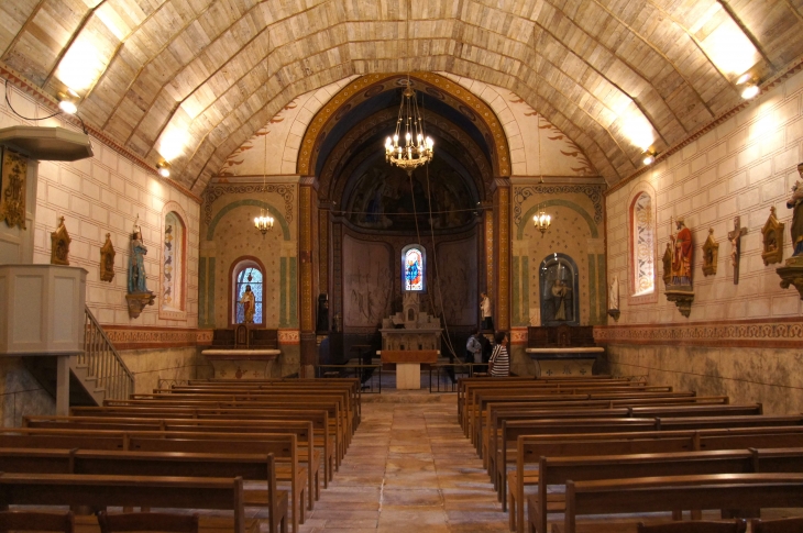 Vue de la nef unique à charpente en berceau de bois et une abside semi circulaire englobée dans un chevet rectangulaire. - Saint-Germain