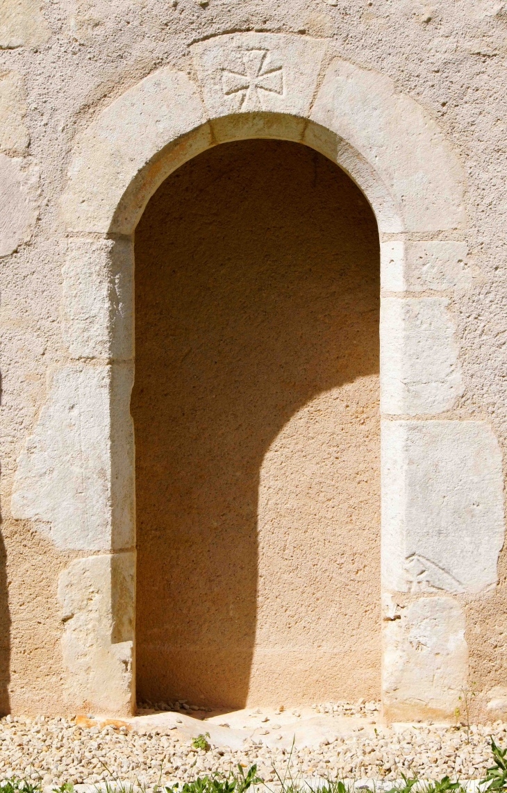 Ancienne porte sur la façade latérale. - Saint-Germain