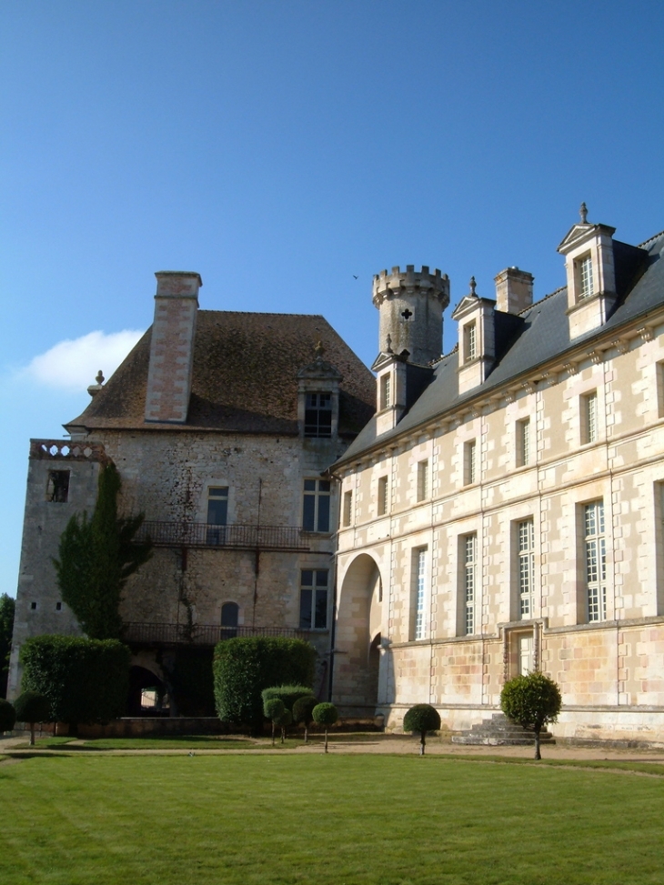 Cour intérieur de L'abbaye - Saint-Savin