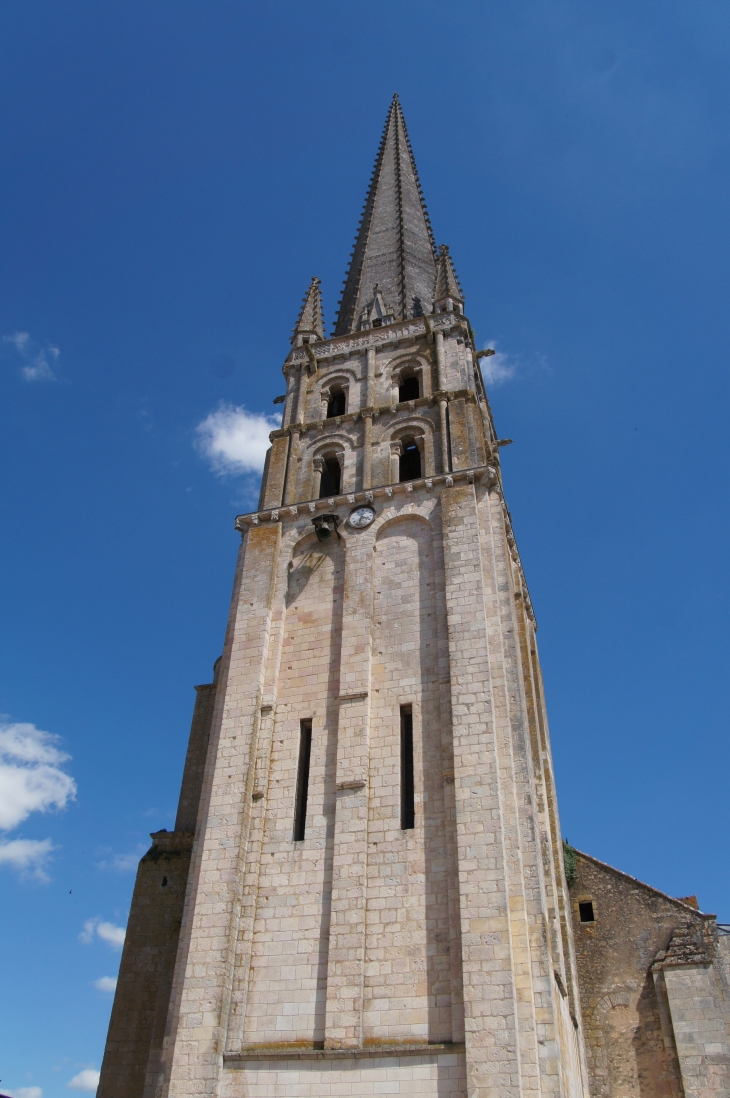 Le clocher de l'église Abbatiale. - Saint-Savin