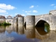 Pont du XIe siècle, il franchit la Gartempe.