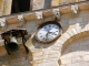La cloche, l'horloge et les modillons du clocher de l'Abbatial.