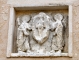 Pierre du XIIe siècle. Ce remploi, inséré à une date inconnue sur le mur extérieur du transept, représente un personnage nu, symbolisant une âme, inscrit dans une mandorie soutenue par deux anges.