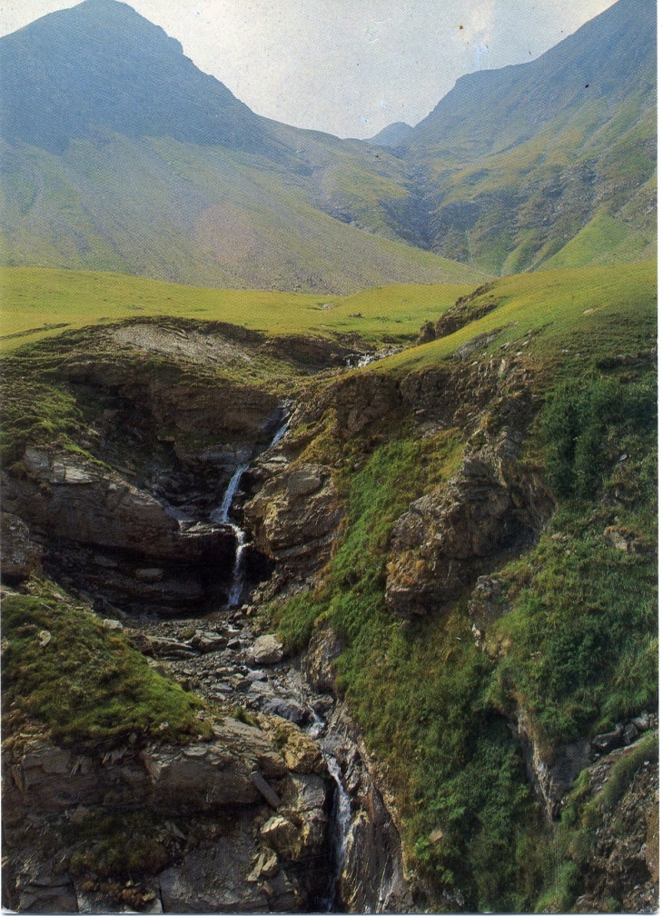 Le Col d'Allos alt. 2250m. Les Sources du Verdon près de la Foux (carte postale de 1980)