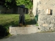 Fontaine taillée dans la masse d'un bloc de Granit . à St Ours proche de l'Arche 