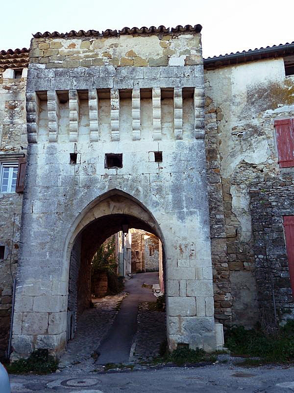 L'entrée du village - Revest-des-Brousses