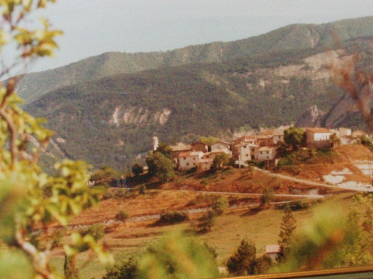 Le village vue du champ de la croix - Saint-Benoît