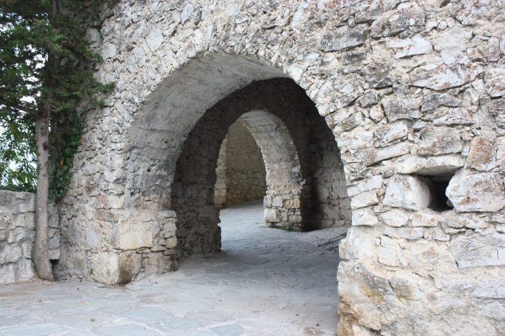 Passage sous l'église de Bairols
