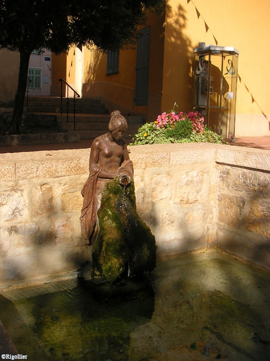 Petite fontaine  de la place de la Mairie - Mouans-Sartoux