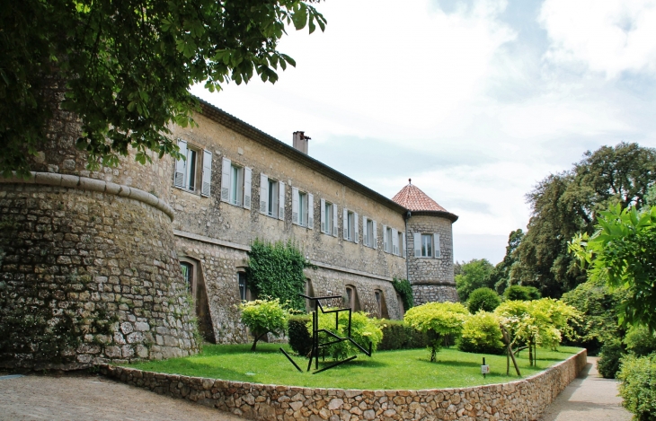 *Château de Mouans-Sartoux
