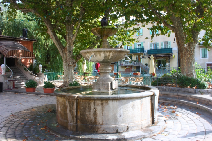 Fontaine à Puget Theniers - Puget-Théniers